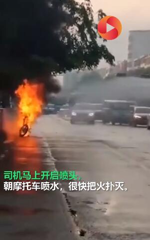 海南摩托车自燃洒水车充当消防车