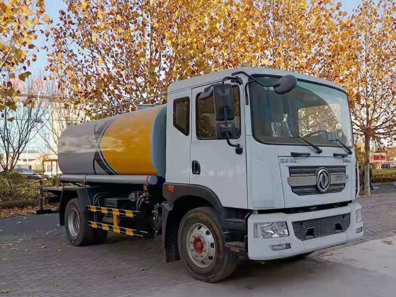东风多利卡D9洒水车