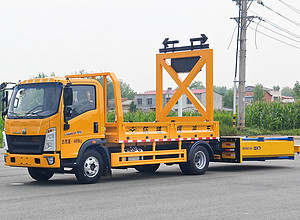 重汽豪沃100防撞缓冲车图片